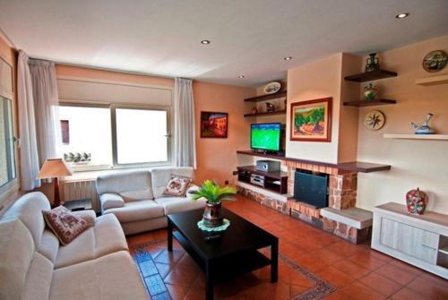 Cabrils Villa Sleeps 8 Pool Wifi