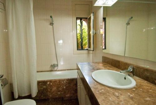 Cabrils Villa Sleeps 8 Pool Wifi