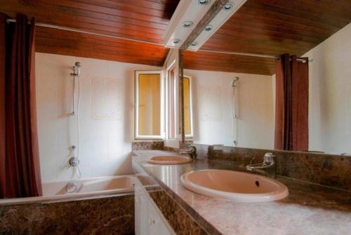 Cabrils Villa Sleeps 8 Pool Wifi