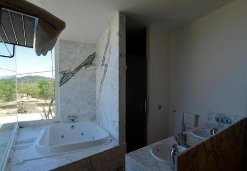 Cala Tarida Villa Sleeps 6 Pool Wifi