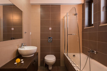 Hotel Oscar Village And Suites