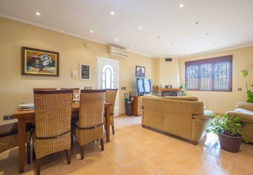 Calpe Villa Sleeps 8 Pool