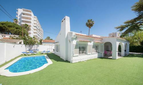 Splendid Villa Near The Beach
