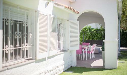 Splendid Villa Near The Beach