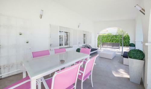 Splendid Villa Near The Beach