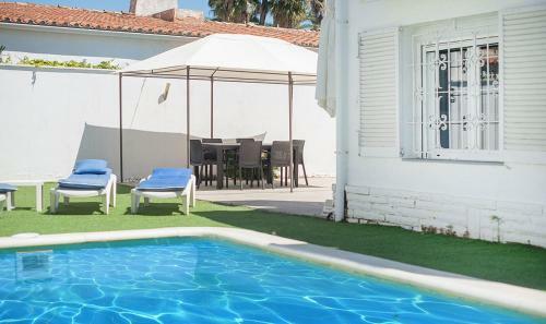 Splendid Villa Near The Beach