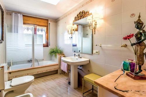 Capellades Villa Sleeps 8 Wifi