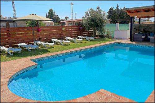 Casa Con Piscina Compartida