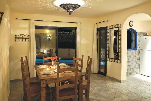 Corralejo Villa Sleeps 6 Pool Wifi