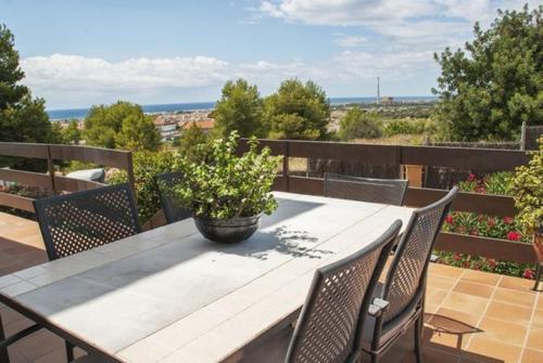 Cubelles Villa Sleeps 8 Pool Wifi