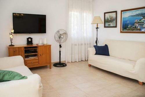 Cubelles Villa Sleeps 8 Pool Wifi