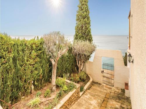 Three-bedroom Holiday Home In Campello