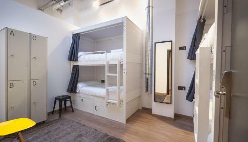 Airhostel Barcelona Airport 24h
