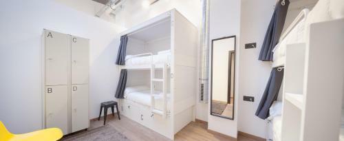 Airhostel Barcelona Airport 24h