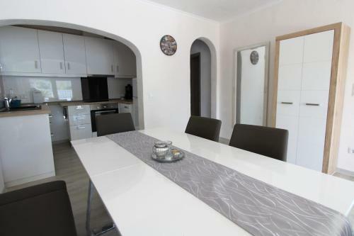 Villa Leon Inmo Alberes 174 A - 10007