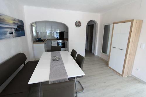 Villa Leon Inmo Alberes 174 A - 10007