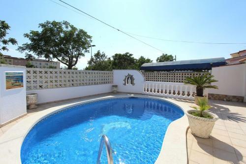 Villa Leon Inmo Alberes 174 A - 10007