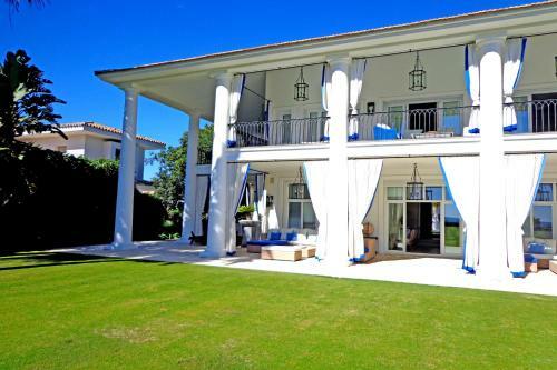 Impressive Front Line Beach Villa, 6 Bedrooms, Heated Pool, Marbella