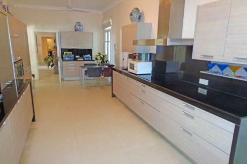 Impressive Front Line Beach Villa, 6 Bedrooms, Heated Pool, Marbella