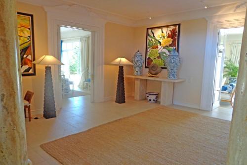 Impressive Front Line Beach Villa, 6 Bedrooms, Heated Pool, Marbella