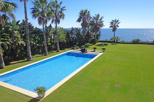 Impressive Front Line Beach Villa, 6 Bedrooms, Heated Pool, Marbella