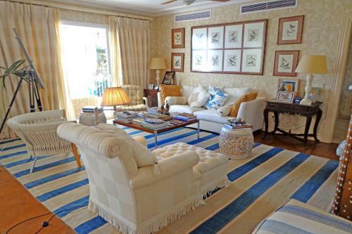 Impressive Front Line Beach Villa, 6 Bedrooms, Heated Pool, Marbella