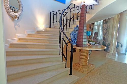 Impressive Front Line Beach Villa, 6 Bedrooms, Heated Pool, Marbella