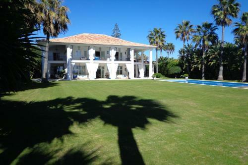 Impressive Front Line Beach Villa, 6 Bedrooms, Heated Pool, Marbella