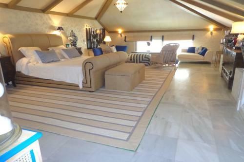 Impressive Front Line Beach Villa, 6 Bedrooms, Heated Pool, Marbella