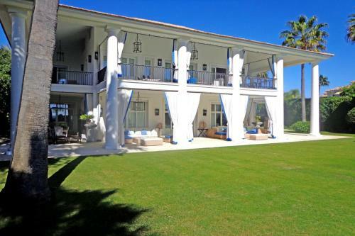 Impressive Front Line Beach Villa, 6 Bedrooms, Heated Pool, Marbella
