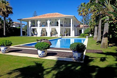 Impressive Front Line Beach Villa, 6 Bedrooms, Heated Pool, Marbella