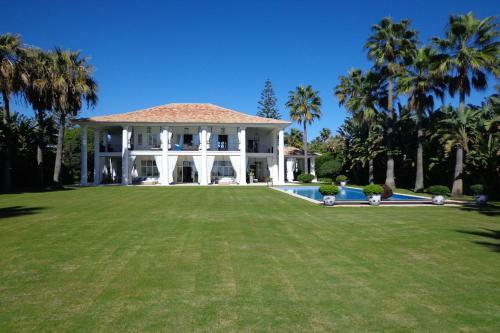 Impressive Front Line Beach Villa, 6 Bedrooms, Heated Pool, Marbella