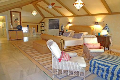 Impressive Front Line Beach Villa, 6 Bedrooms, Heated Pool, Marbella