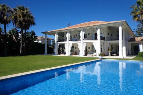 Impressive Front Line Beach Villa, 6 Bedrooms, Heated Pool, Marbella