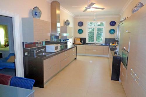 Impressive Front Line Beach Villa, 6 Bedrooms, Heated Pool, Marbella