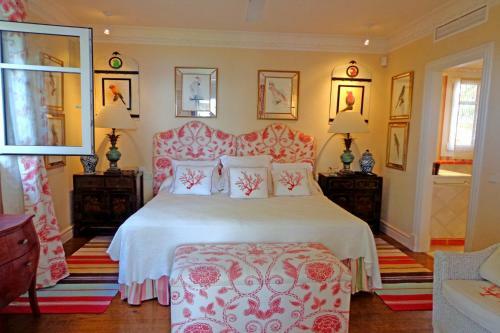 Impressive Front Line Beach Villa, 6 Bedrooms, Heated Pool, Marbella