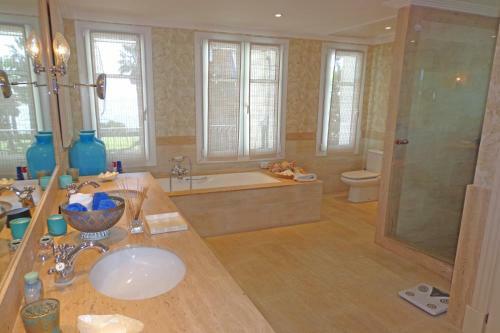Impressive Front Line Beach Villa, 6 Bedrooms, Heated Pool, Marbella