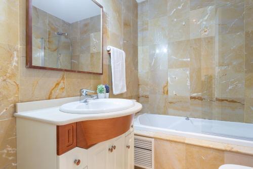 Estepona Beach Apartment By Dahlia Group