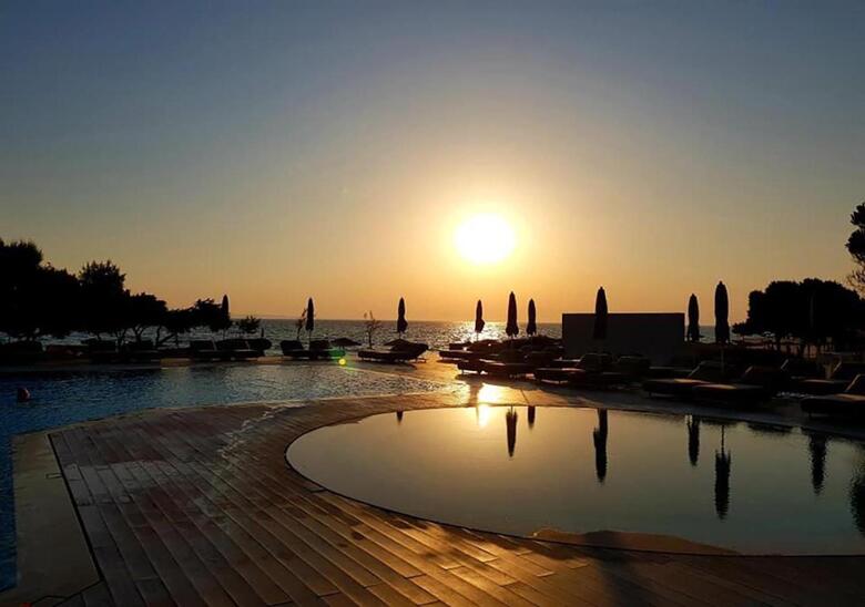 Bay Hotel And Suites