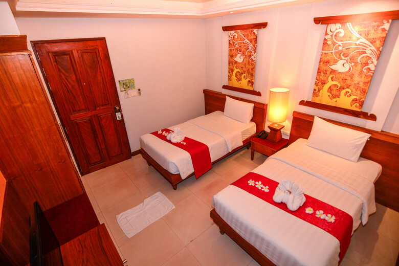 Hotel First Bungalow Beach Resort
