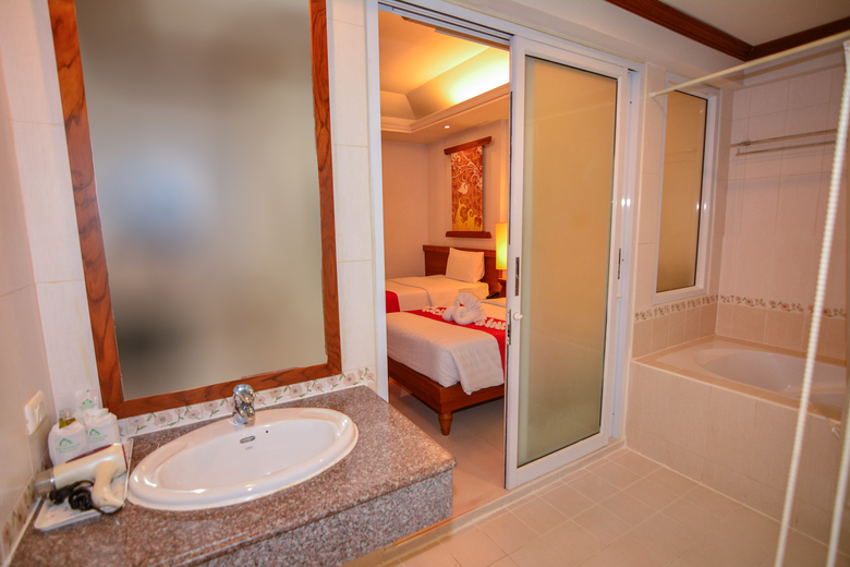 Hotel First Bungalow Beach Resort