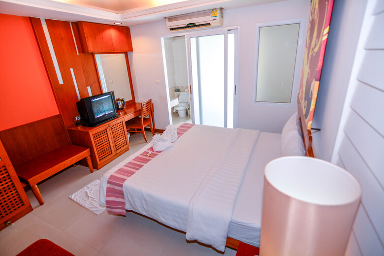 Hotel First Bungalow Beach Resort