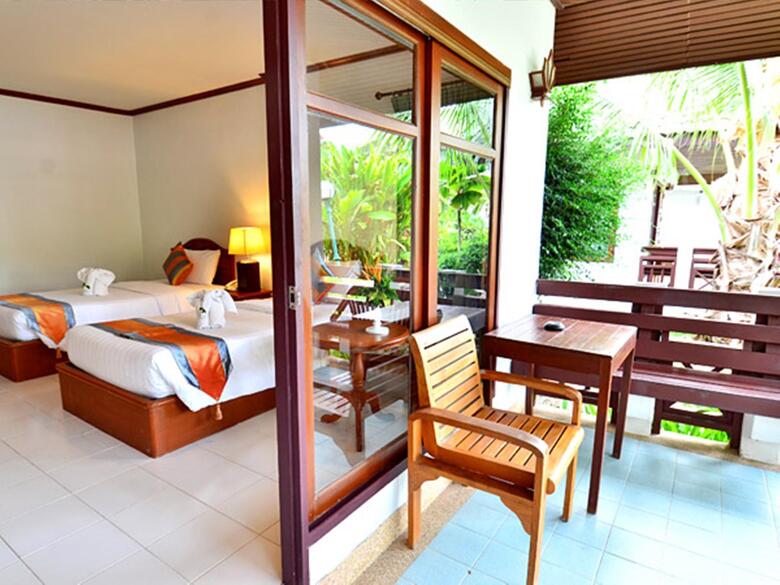 Hotel First Bungalow Beach Resort