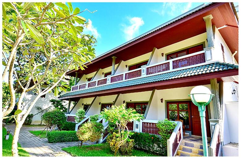 Hotel First Bungalow Beach Resort