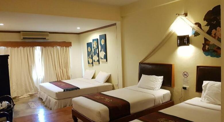 Hotel Karinthip Village