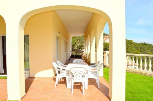 Santa Flora Holiday House