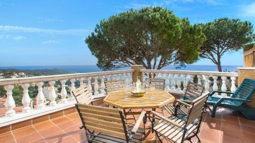Lloret De Mar Villa Sleeps 6