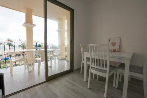 Apartment With Heated Pool In Los Cristianos