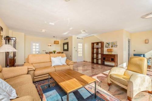 Three-bedroom Apartment Amalia