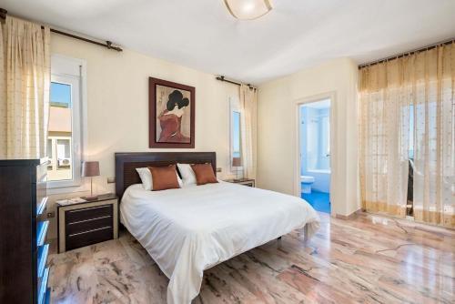 Three-bedroom Apartment Amalia